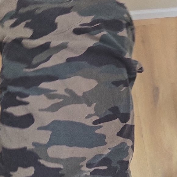 Hollister Men's Camouflage Tee - Black and Tan - Picture 4 of 7